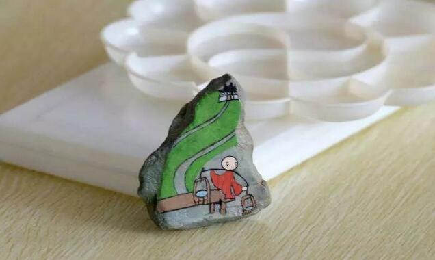 【校友传真】特岗教师王美英与她的石头画