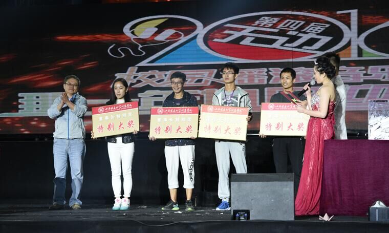 音乐才子许巍助阵“2016无边•第四届校园摇滚音乐节”