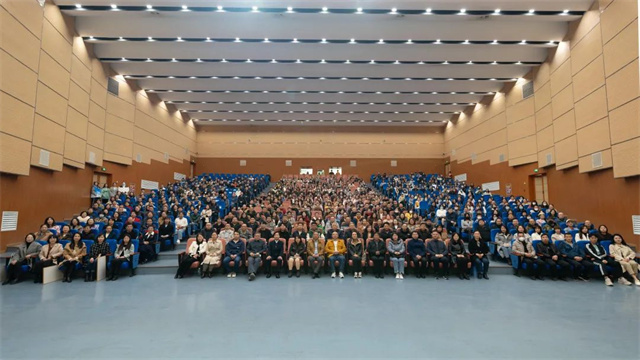 我校隆重召开新学期干部大会暨教职工表彰大会