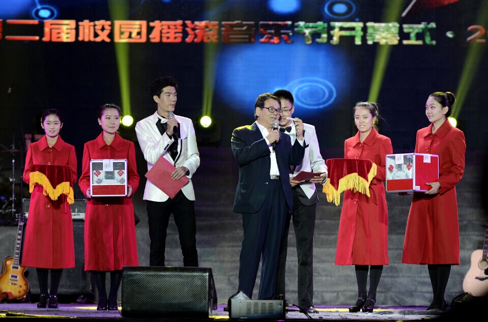 姚贝娜助阵校园音乐节 带领万人共摇滚