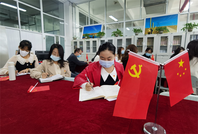 振奋！我校师生收听收看并热议党的二十大开幕会盛况