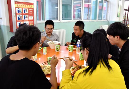 信息工程系组织开展新学期系主任座谈会、共膳日交流活动