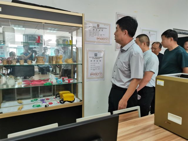 我校隆重举行“智能专用车辆产业学院”和“创研中心”成立揭牌仪式