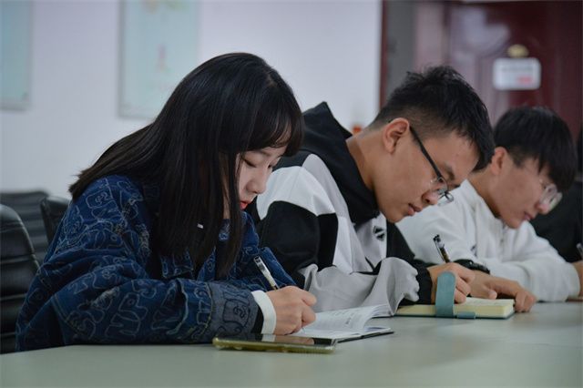 振奋！我校师生收听收看并热议党的二十大开幕会盛况
