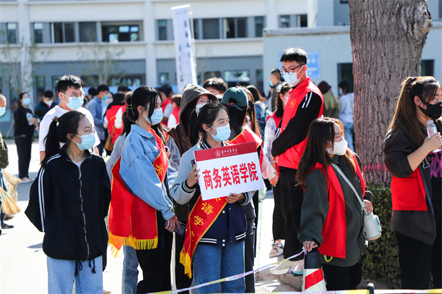 直击迎新现场!8000余名2022级萌新从信院奔向新征程