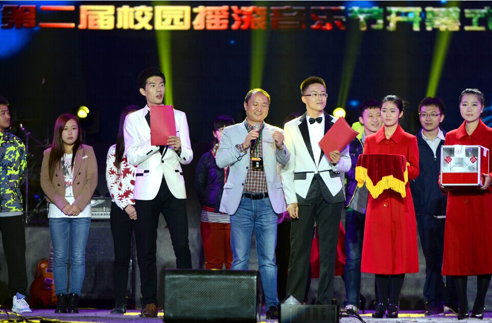 姚贝娜助阵校园音乐节 带领万人共摇滚