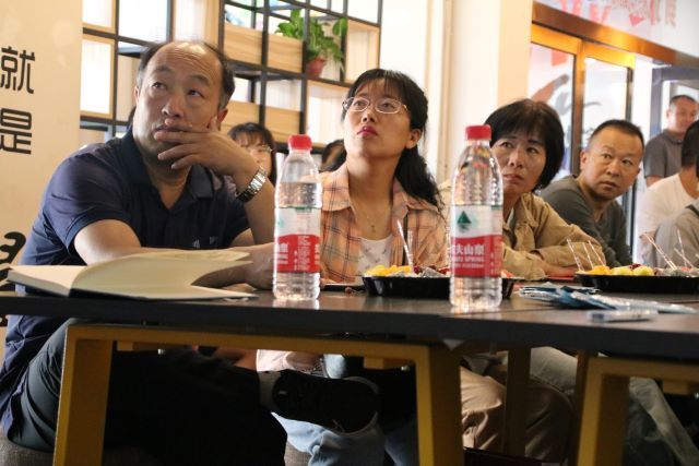 家长进校 携手共育 点赞智能工程学院“家长开放日”