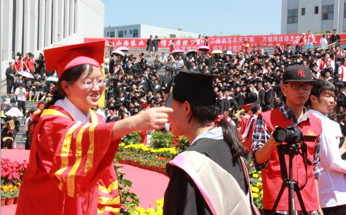 我院隆重举办2016届学生毕业典礼暨学位授予仪式