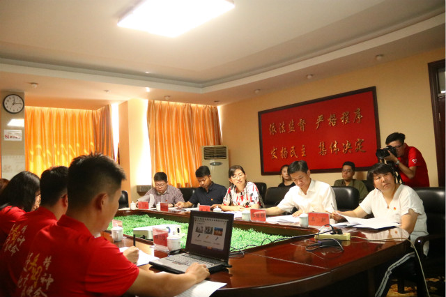 新疆生产建设兵团相关领导与我校“三下乡”团队亲切座谈