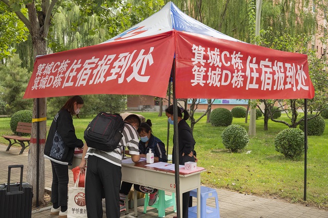 后勤保障部门以细致周到的服务让家长放心、学生暖心