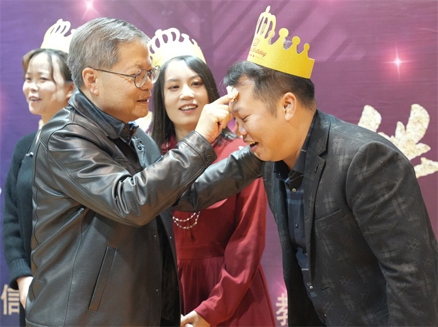 校工会为教工举办“责任与爱 相伴同行”交流酒会暨教职工集体生日会