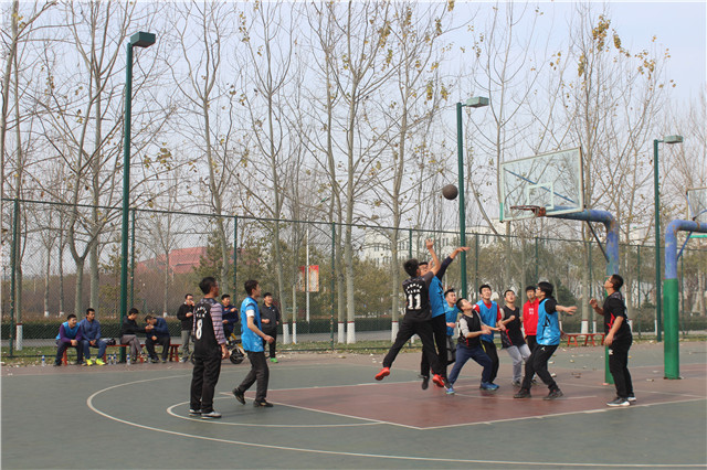 篮球场上尽显青春好时光——我校2018年教职工篮球赛圆满举办