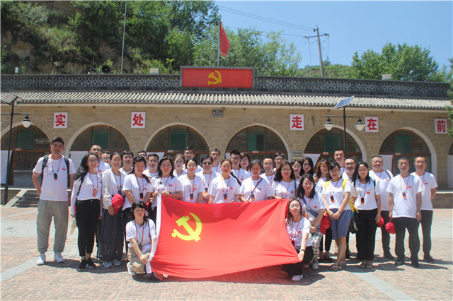 学校党员干部、教师代表参加“传承红色基因，赓续精神血脉”延安精神培训班