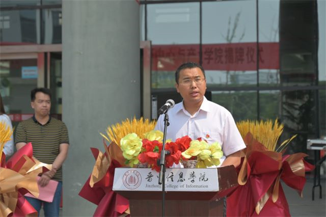 我校隆重举行“智能专用车辆产业学院”和“创研中心”成立揭牌仪式