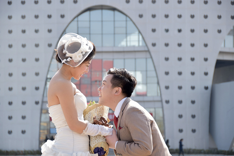这世界什么都会陈旧,除了你回眸的微笑——大学情侣回母校拍婚纱照