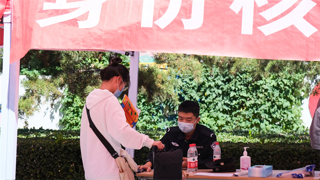 直击迎新现场!8000余名2022级萌新从信院奔向新征程