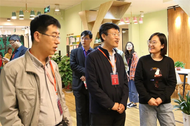 石宁:寻着光 感受四季藤蔓生长