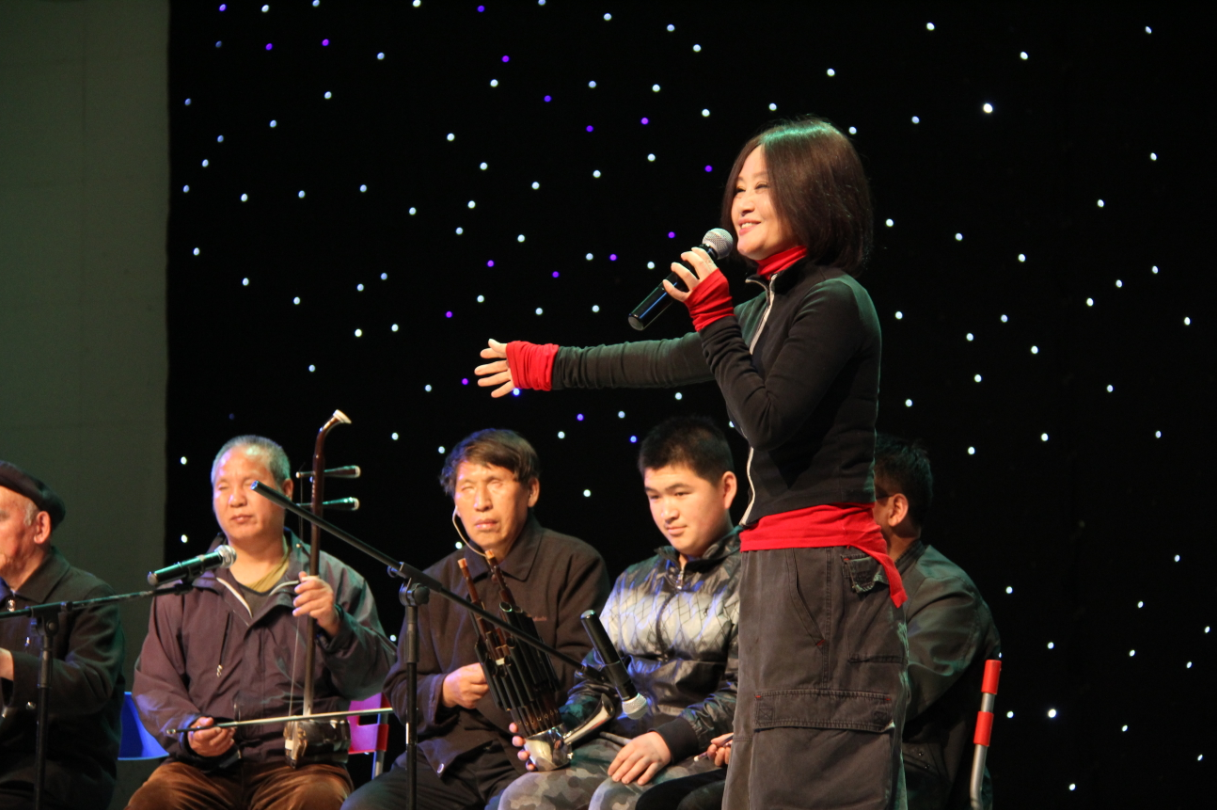 亚妮和她的《没眼人》剧组到我院演出