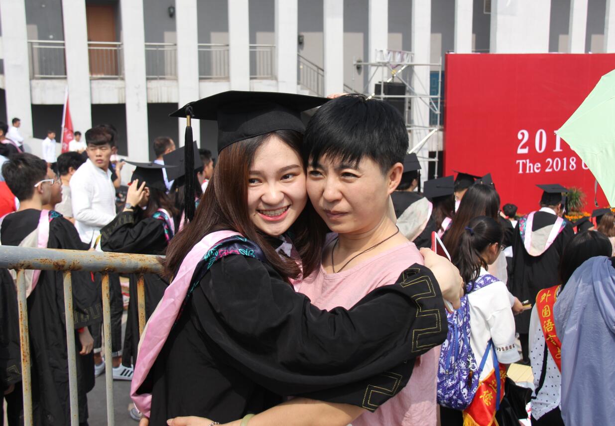 我校隆重举办2018届毕业典礼暨学位授予仪式