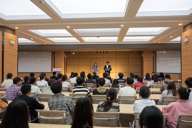 【国际周】飞奔逐梦·星辰远景——我校2023级荣誉学生开学典礼成功举办