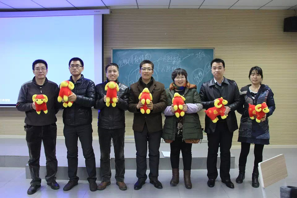 做学习型管理干部----学院特邀校外讲师对中层、储备干部培训