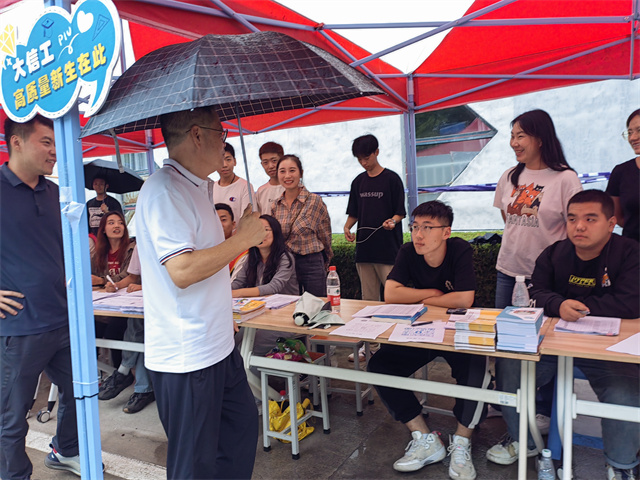 校领导情系教师节 走访基层慰问座谈暖人心