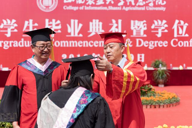 我校隆重举办“致远方”2019届学生毕业典礼暨学位授予仪式