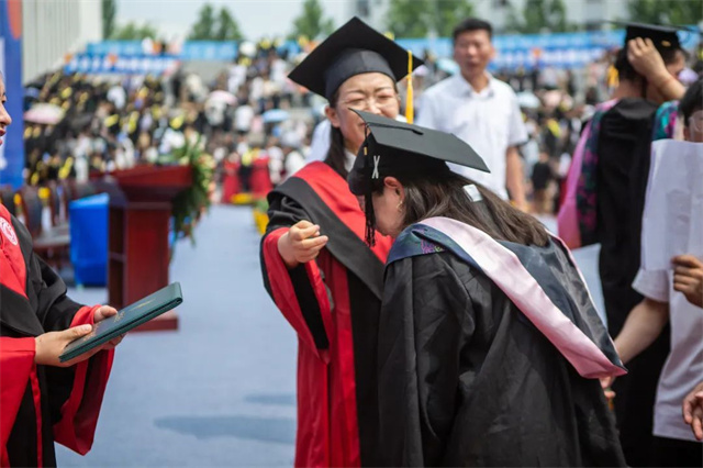 跃入人海 奔赴未来——我校隆重举办2023届学生毕业典礼暨学位授予仪式