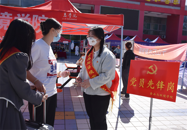 直击迎新现场!8000余名2022级萌新从信院奔向新征程