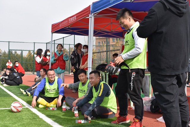 传承足球美 飞扬教师情——我校第二届“信院杯”教工足球联赛正式开幕