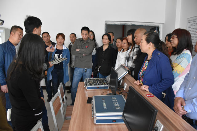 家校携手聚合力 亲身体验见成长——信息工程系家长开放日