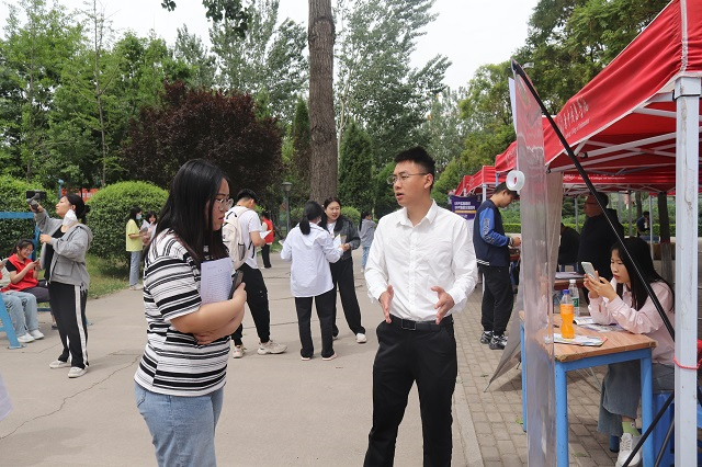 我校召开2023届毕业生管理类专场招聘会