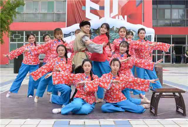 我校第九届“魅夜乌马河”校园戏剧节盛大开幕