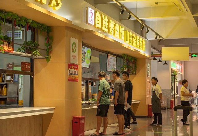 后勤保障部门以细致周到的服务让家长放心、学生暖心