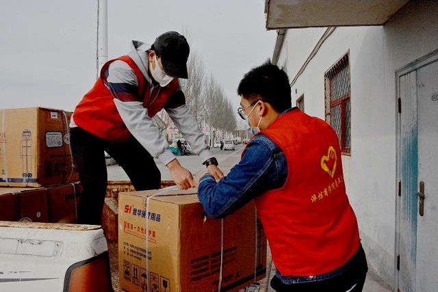 温暖信院情 淬炼校友情侣为母校捐赠防疫物资