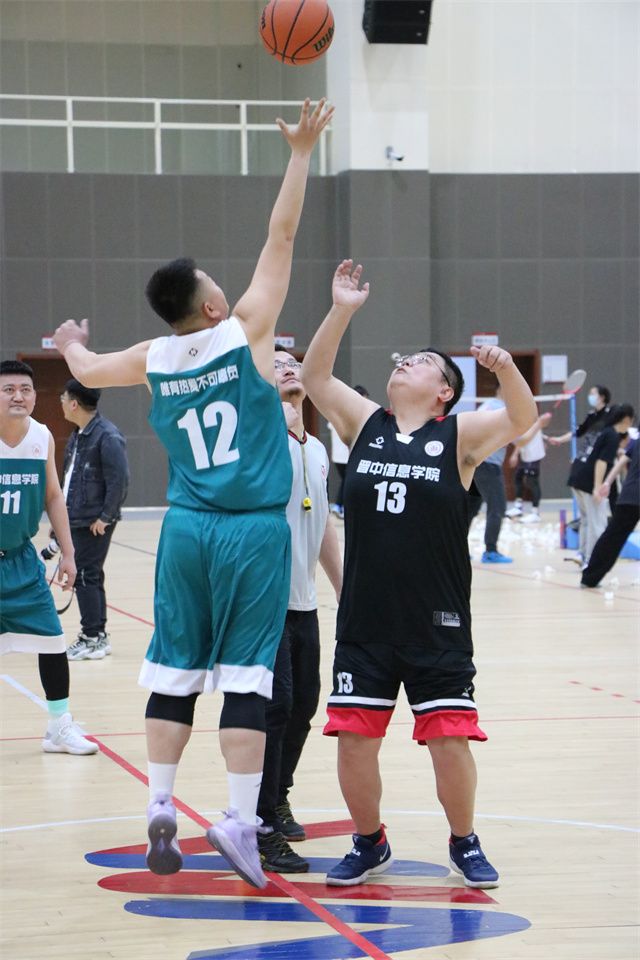 教职工篮球场上展风采