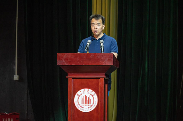 重奖优秀教职工200万!我校隆重举办“躬耕教坛,强国有我”庆祝第39个教师节暨教师表彰大会