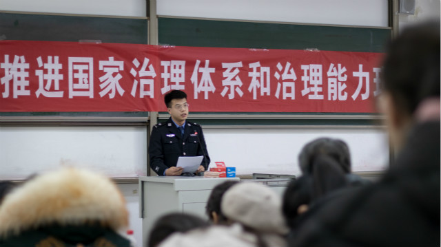 我校开展校园普法启动仪式暨普法宣传讲座