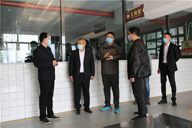 我校毕业年级学生开学准备工作接受检查验收