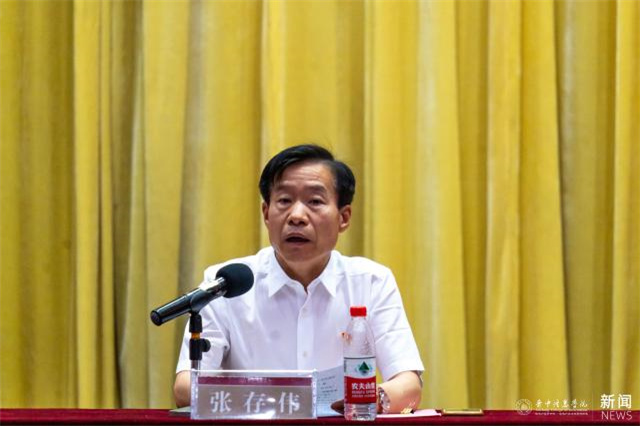 我校举办新党员宣誓、老党员重温入党誓词暨 “七一”表彰大会