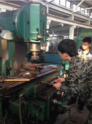 2011级机制电气专业圆满完成金工实习任务