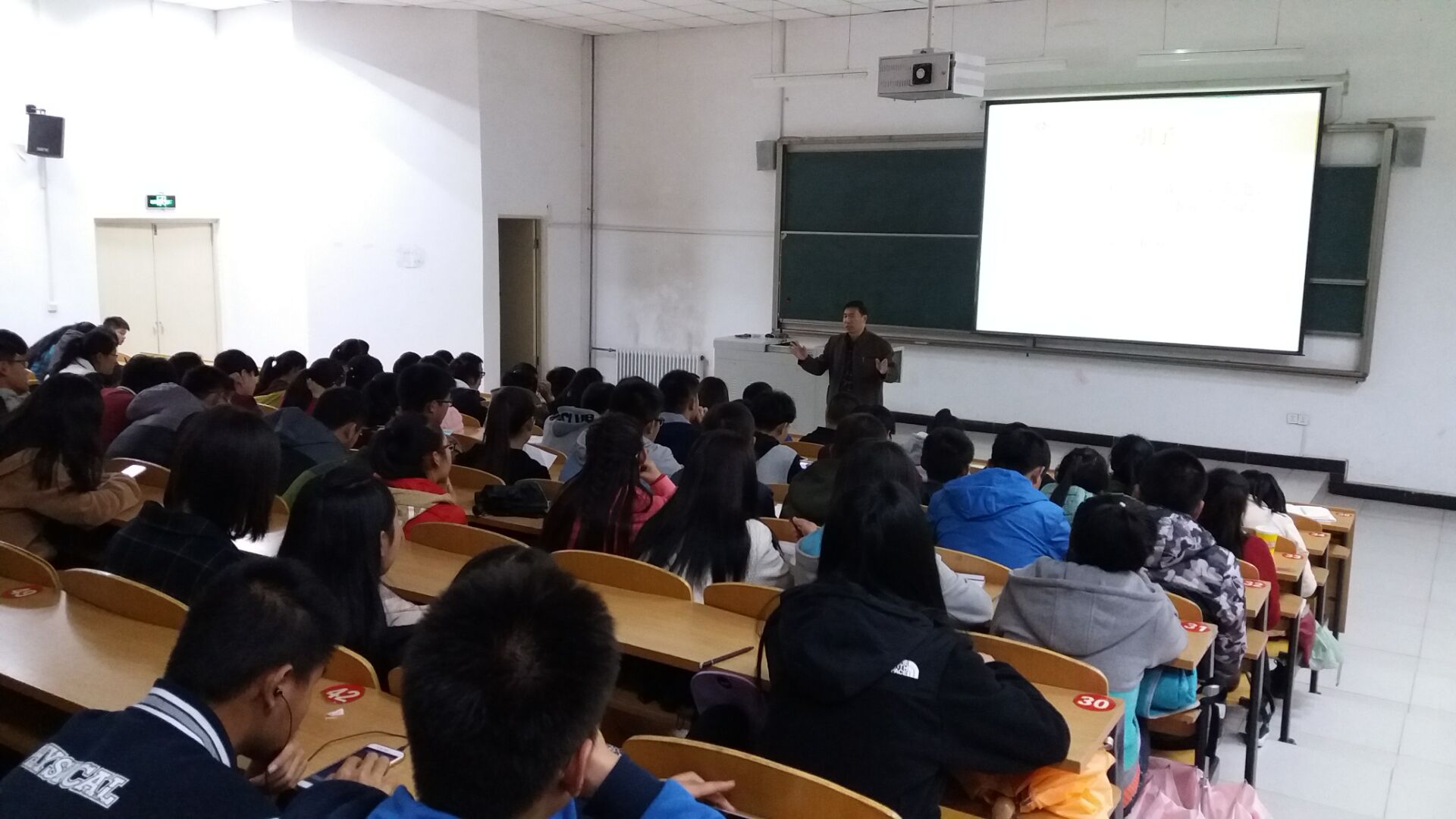 我院高级职称教师学术讲座正式启动 首场精彩开讲