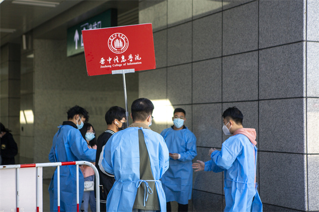直击迎新现场!8000余名2022级萌新从信院奔向新征程