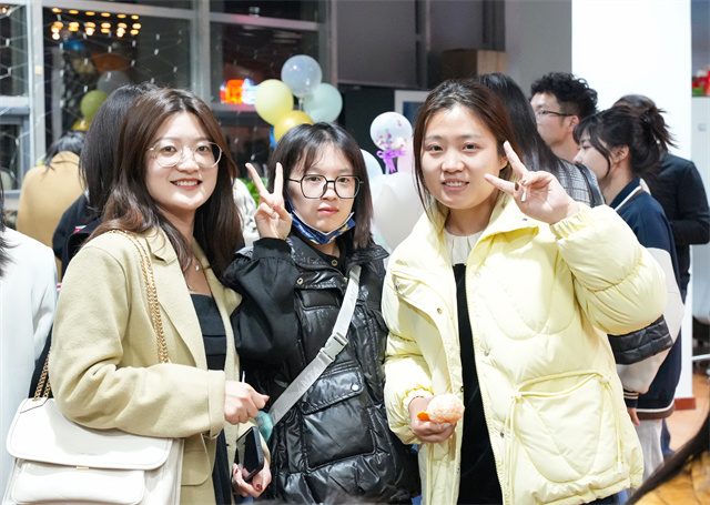 校工会为教工举办“责任与爱 相伴同行”交流酒会暨教职工集体生日会