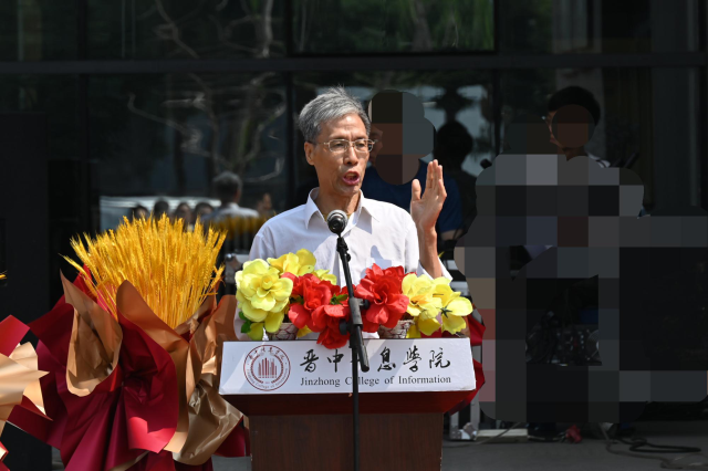 我校隆重举行“智能专用车辆产业学院”和“创研中心”成立揭牌仪式