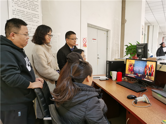 我校组织全体教师观看纪录片《为了和平》共同学习抗美援朝精神