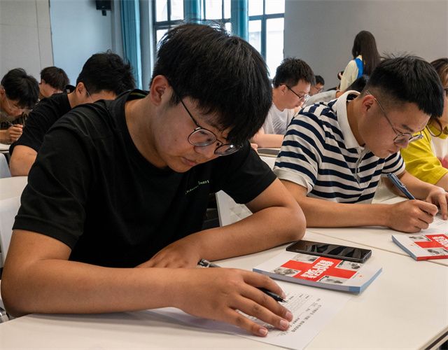 珍视生命,“救”在身边!我校开展应急救援培训活动