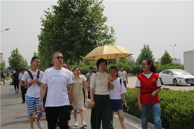 【家长开放月】架起家校心桥 共筑美好未来——智能工程学院“家长开放日”活动搭建家长与孩子之间的桥梁