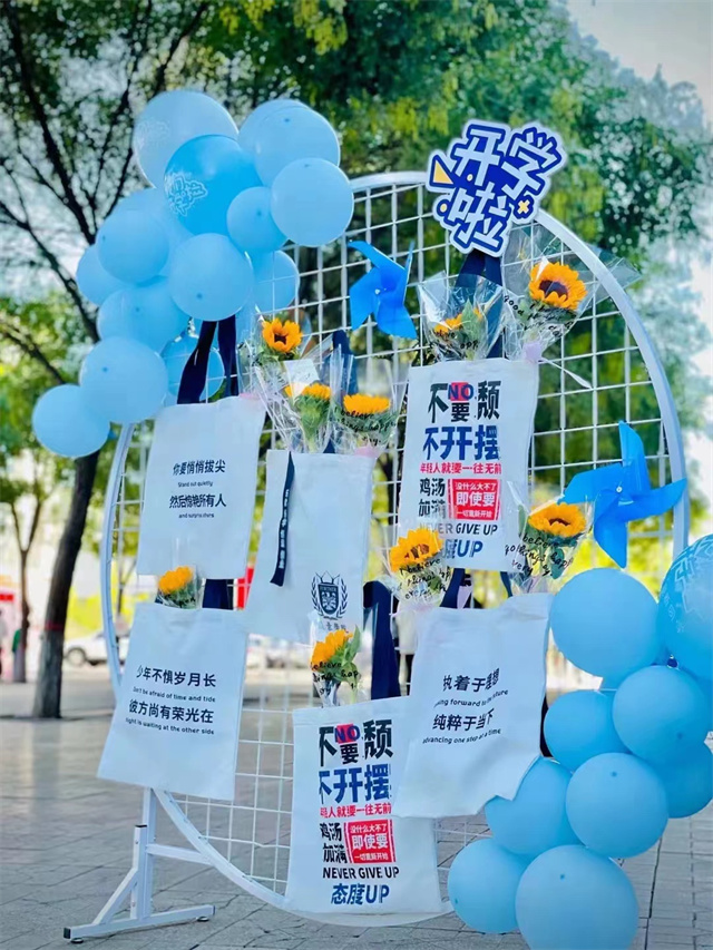 直击迎新现场!8000余名2022级萌新从信院奔向新征程