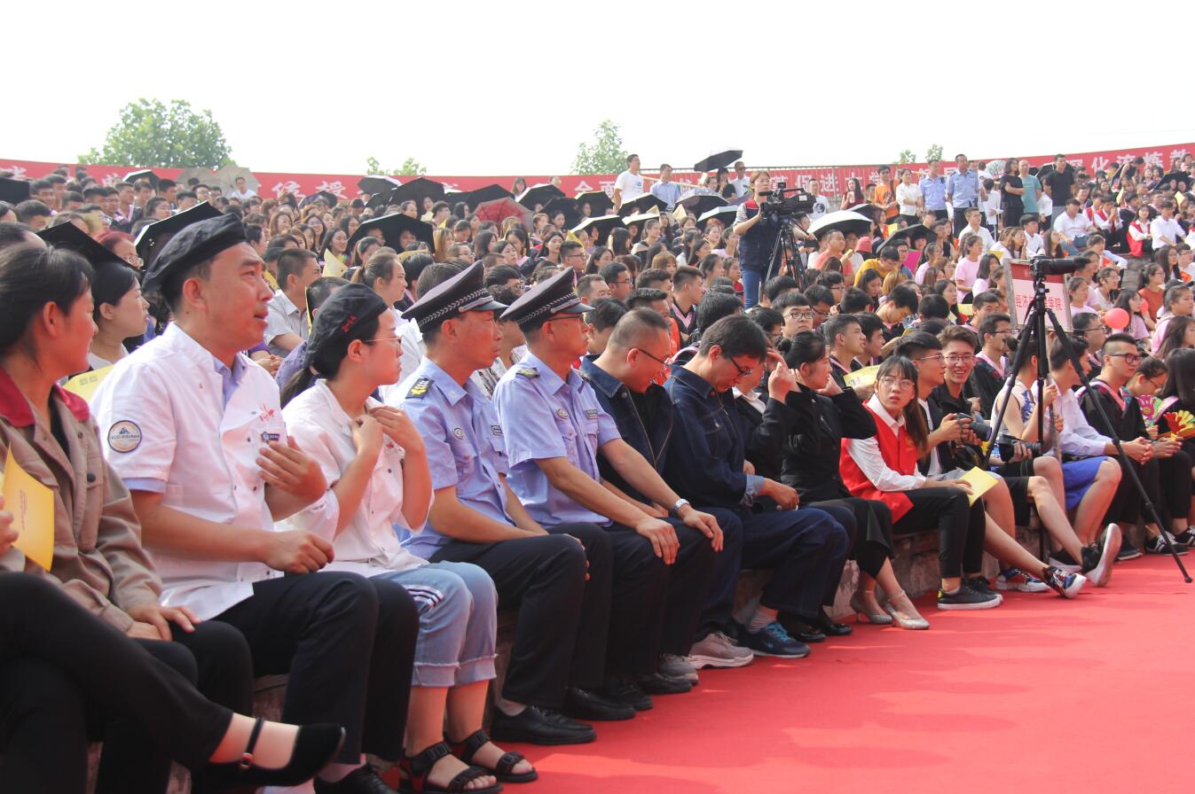 我校隆重举办2018届毕业典礼暨学位授予仪式